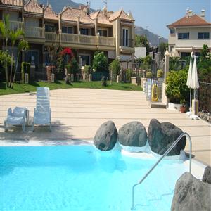 Piscina, solarium y fachada mar