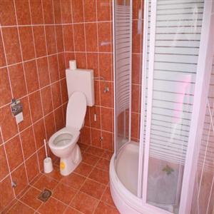 A4+3: Bathroom