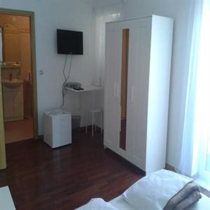 Rooms (d): Interior