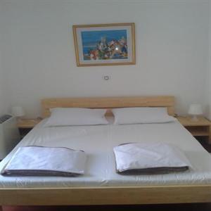 Rooms (d): Bedroom