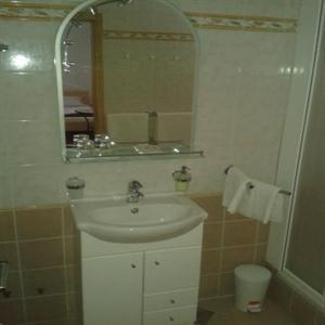 Rooms (d): Bathroom