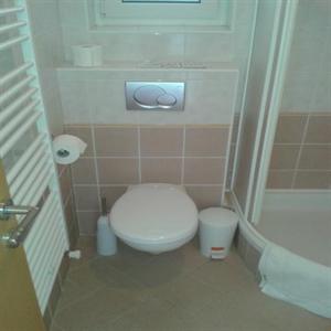 A2 +2 (a): Bathroom