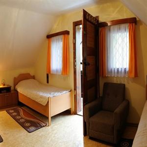 Bedroom with three single beds, balcony view