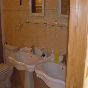 A1-yellow apartment: Bathroom