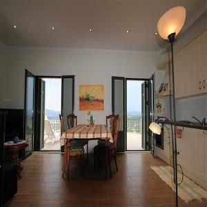 Lemoni apartment with dining table