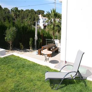 Wood terrasse and grass around the pool